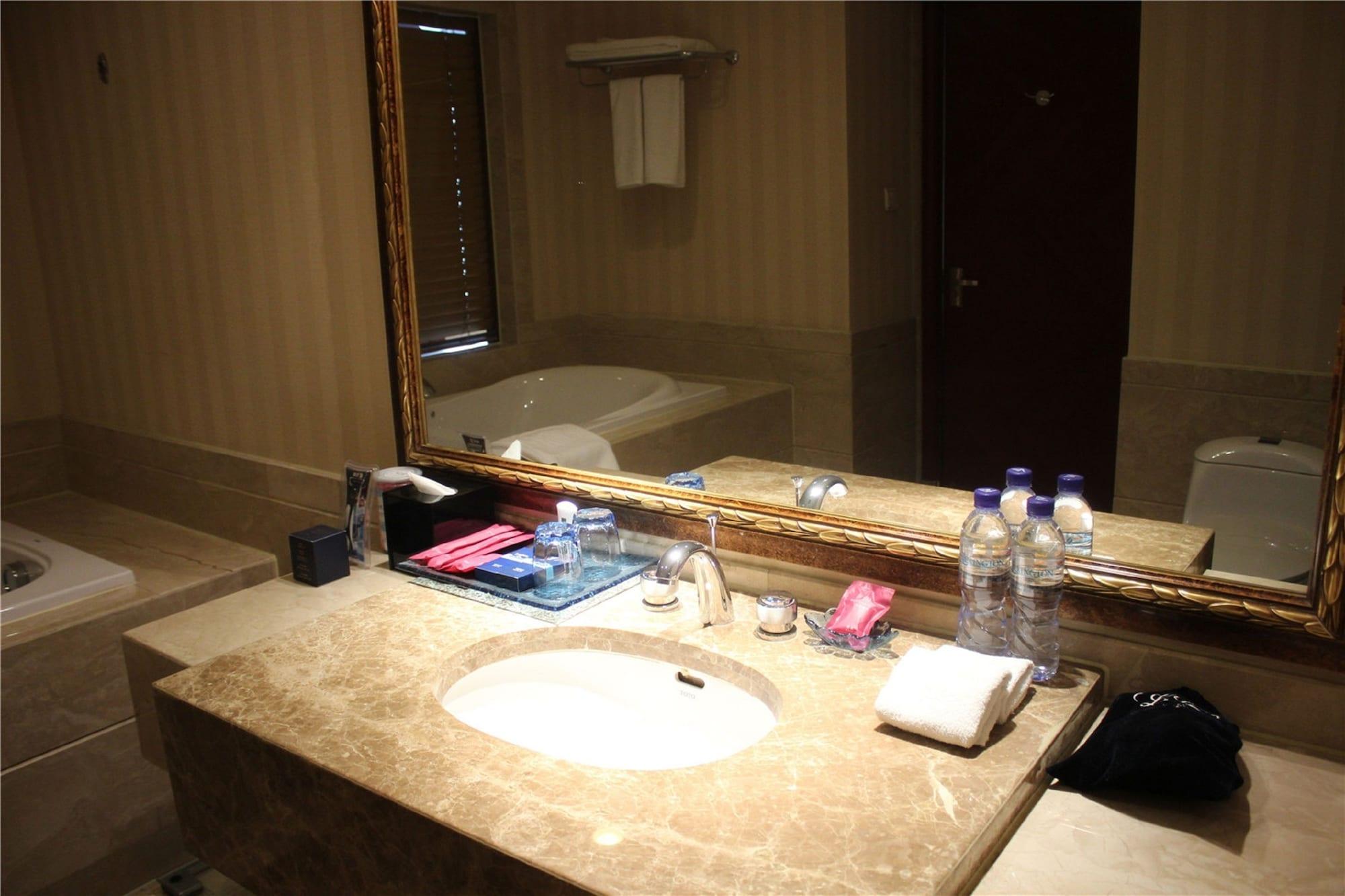 Shenyang Rich Gate Hotel Exterior photo