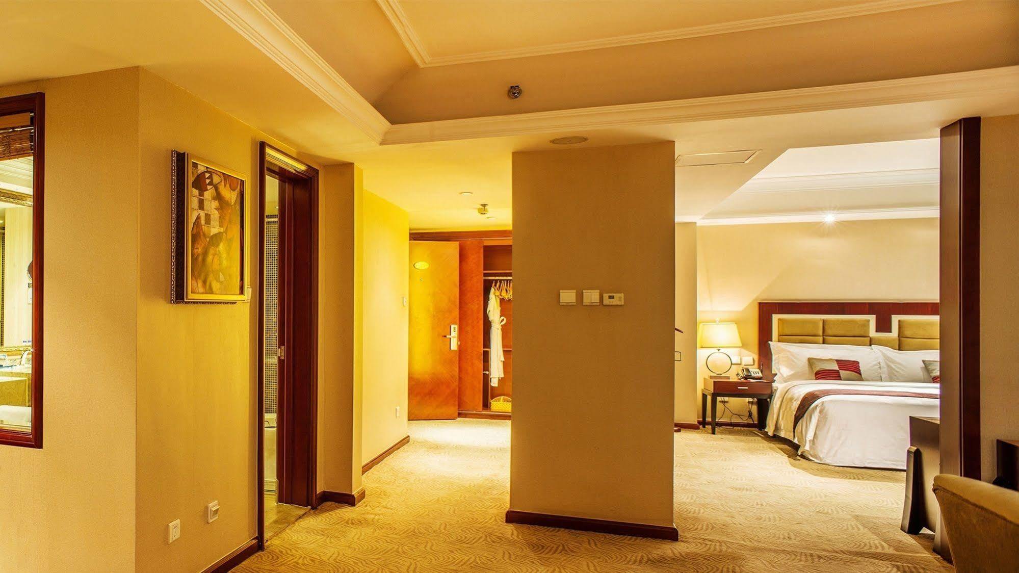 Shenyang Rich Gate Hotel Exterior photo